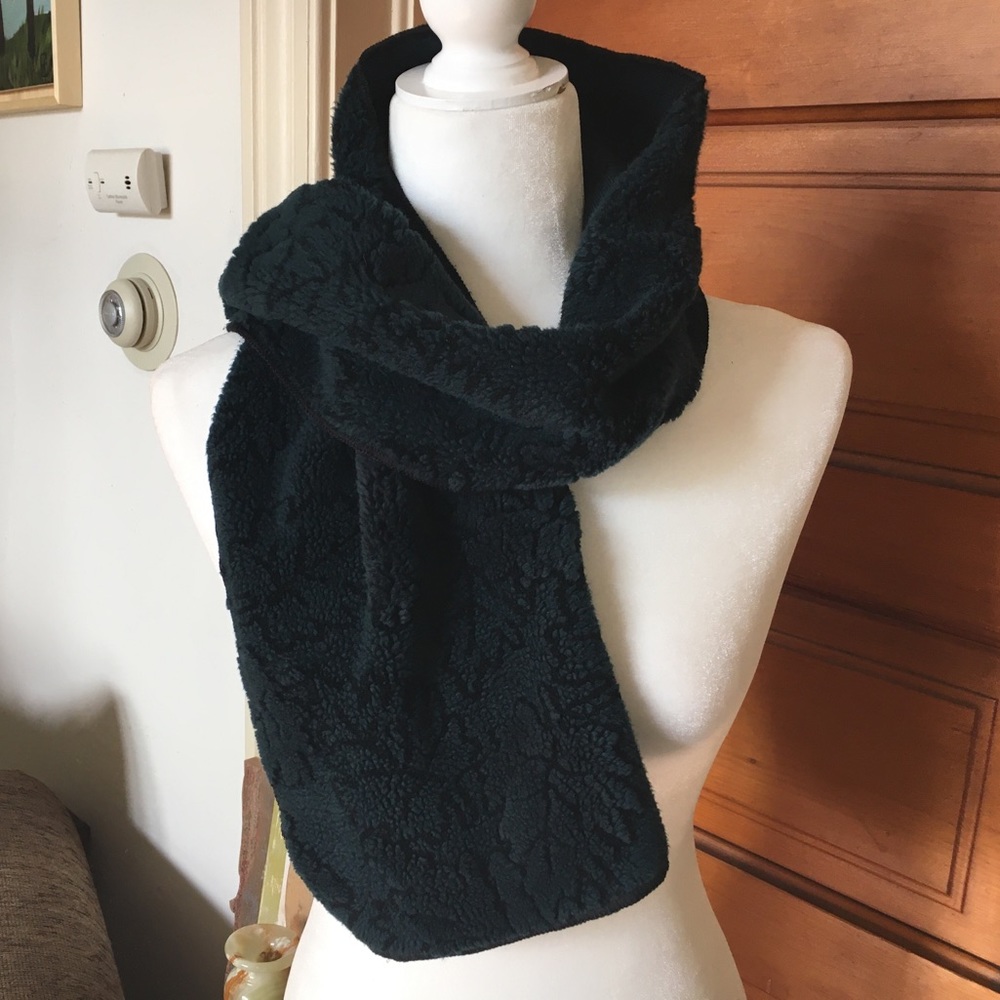 Columbia fleece scarf